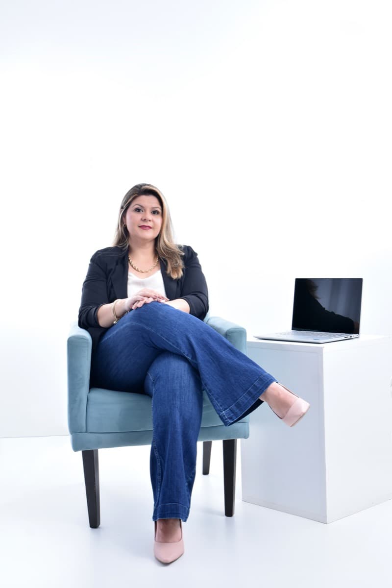 Professora Bruna Cassaro apresentando — formadora e consultora educacional com 25 anos de atuação