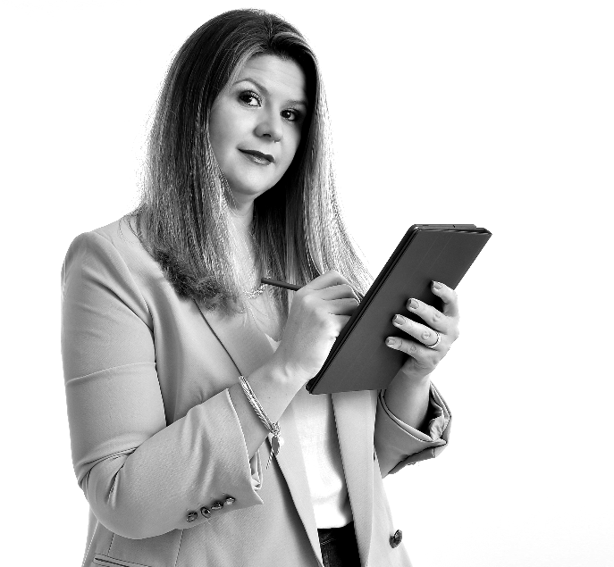 Bruna Cassaro em preto e branco